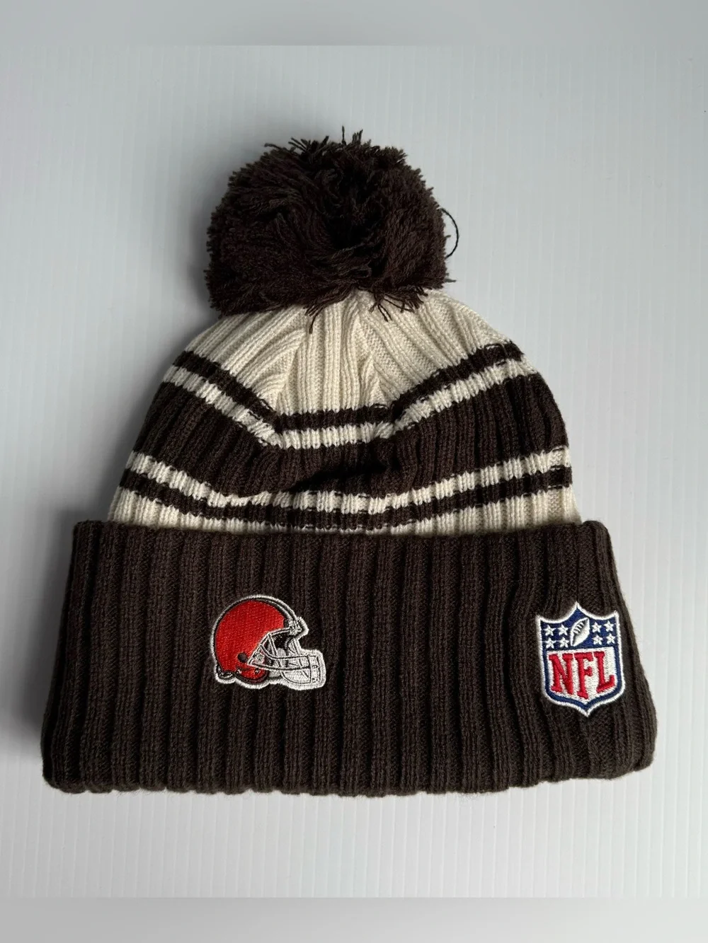 NWT New Era Cleveland Browns Brown Cream Cuffed Knit Sideline Pom Beanie Hat Cap